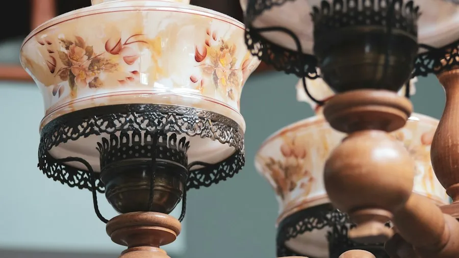 Vintage Emeralite Banker Lamps Are Hot in the Collectibles Market: What Shoppers Should Know 3 antique glass lamp shade detail