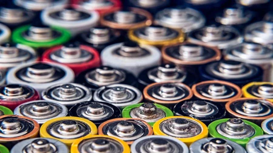 DeWalt Launches New XR Tabless Battery: What Power Tool Shoppers Should Know 2 comparing battery types side by side