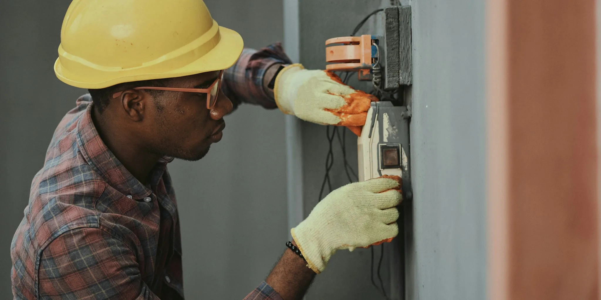 Klein Tools NCVT7 Voltage Tester with Signal Strength Display