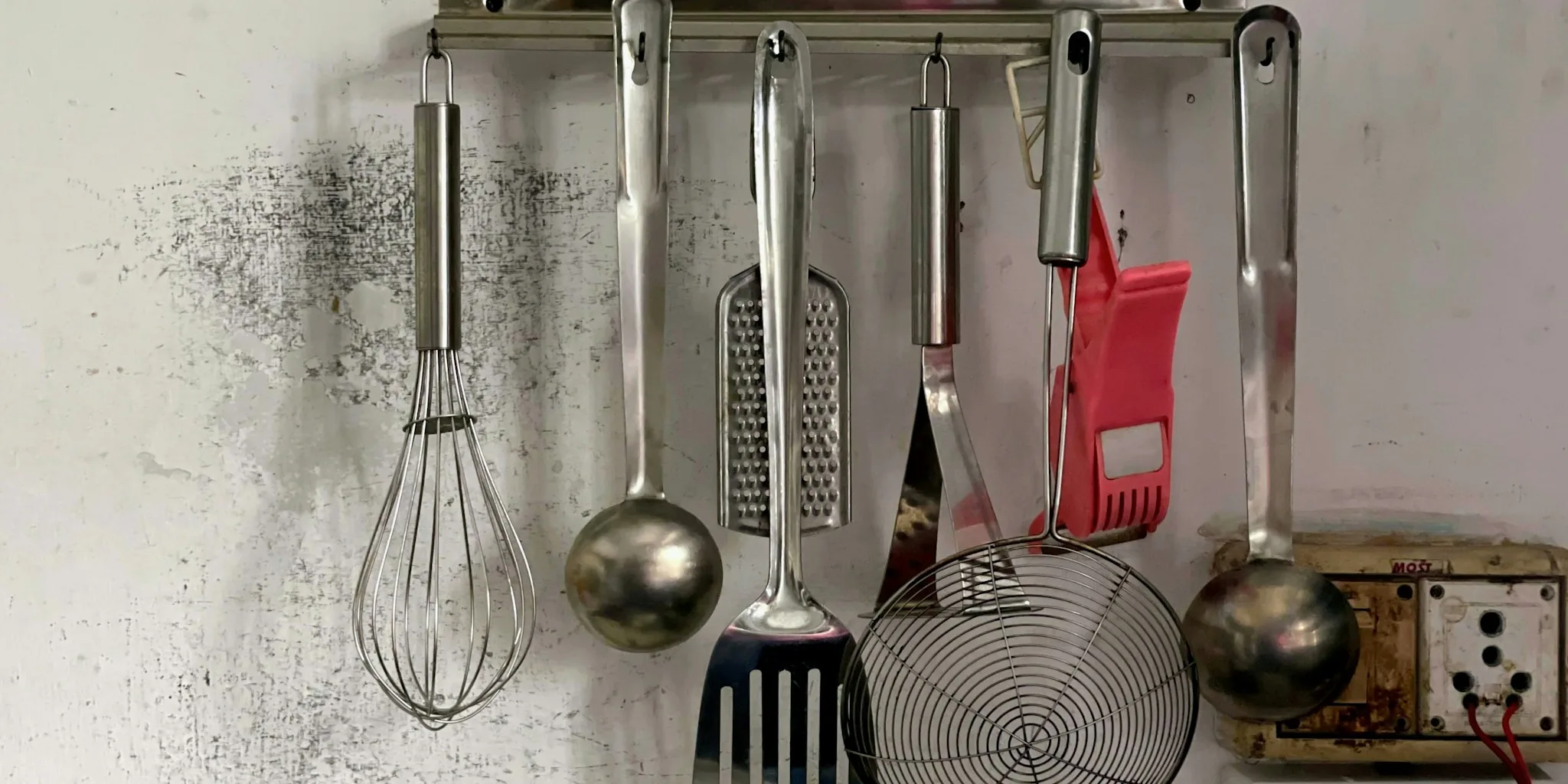 Magnetic Rod Hack Gives Your Kitchen Hood a Vintage Upgrade