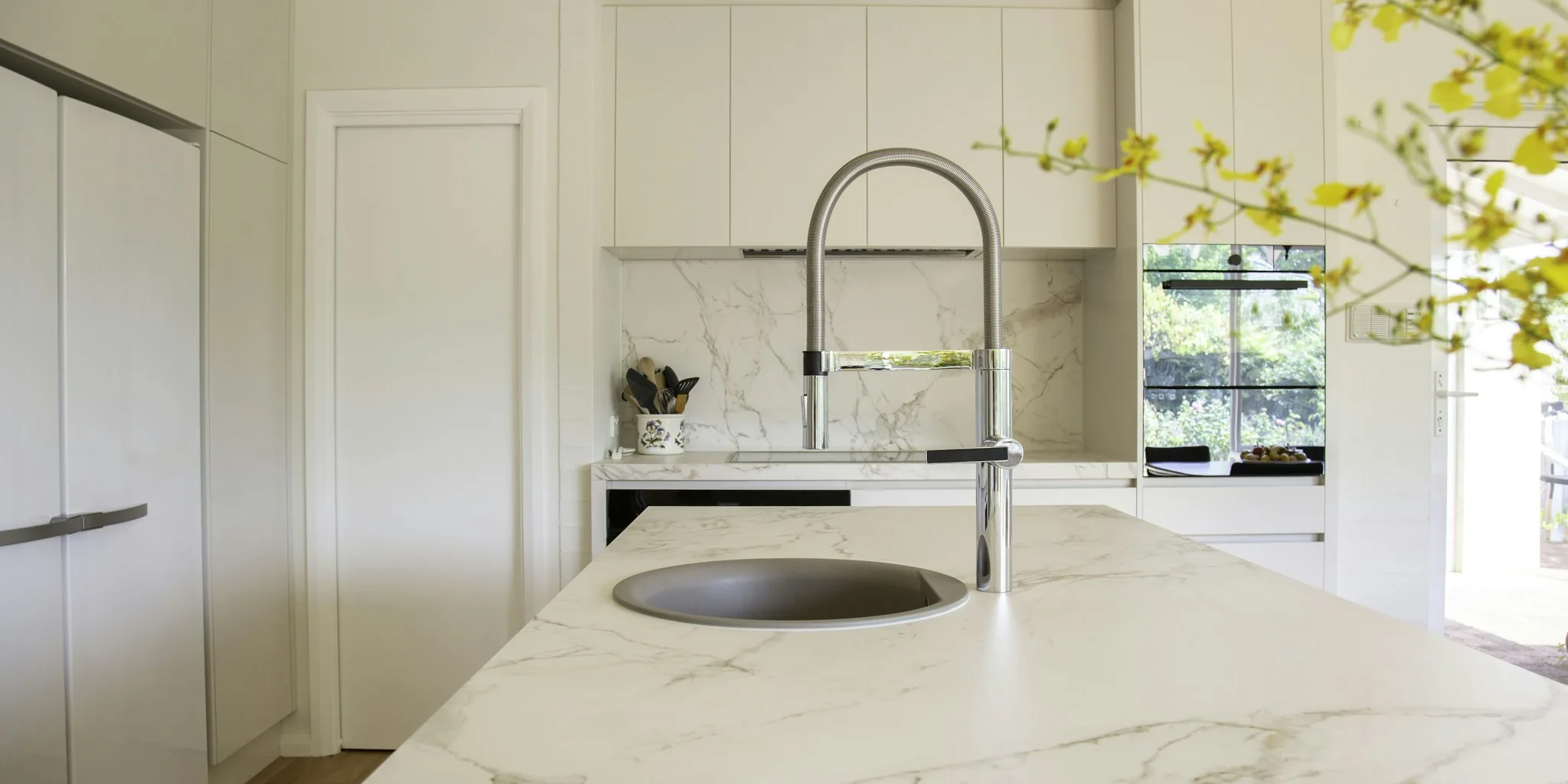 Quartzite Countertops Are Replacing Quartz in American Kitchens What Shoppers Need to Know