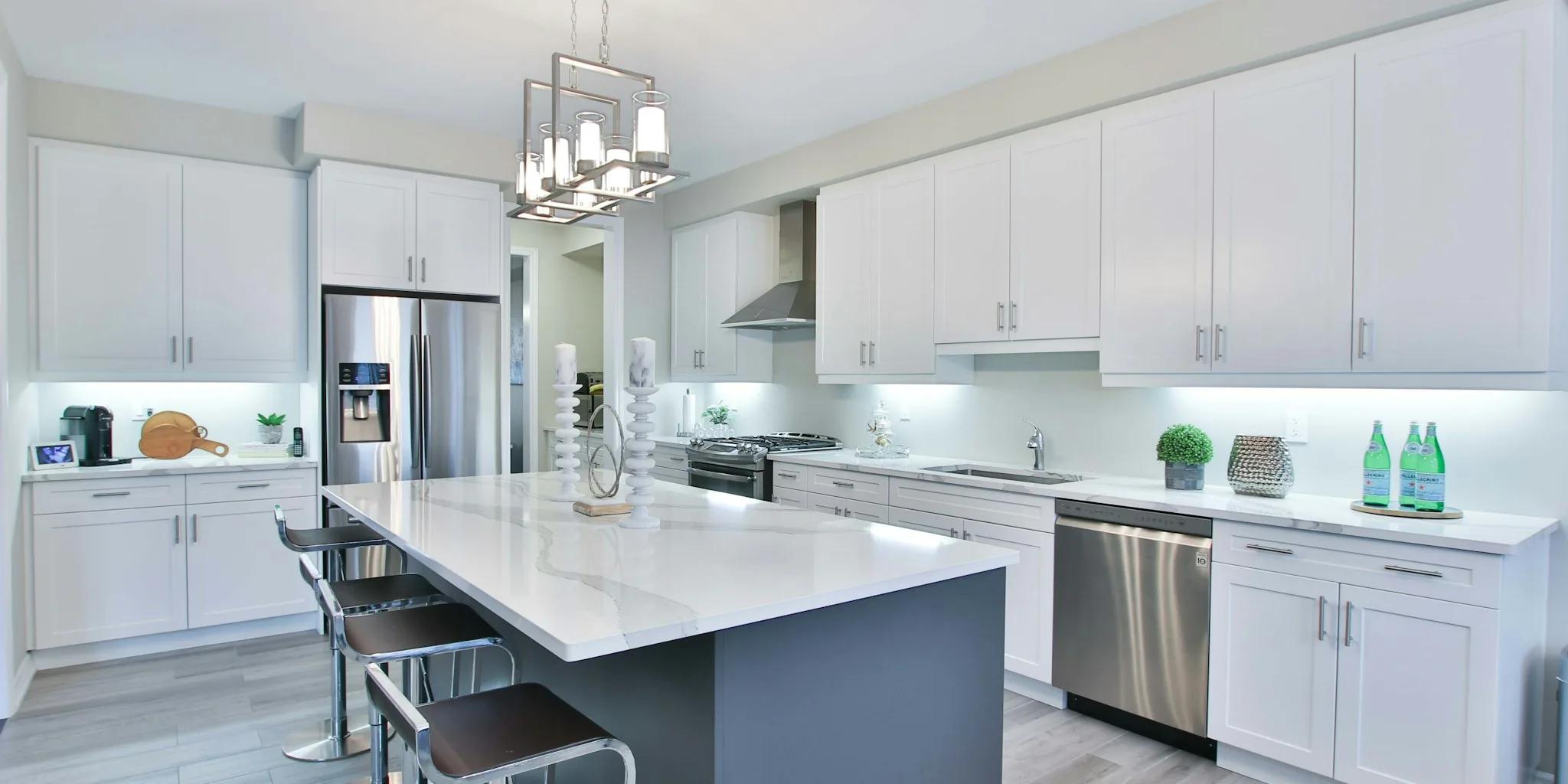 Small Kitchen Renovation Strategy: How Budget-Friendly Cabinets and Bold Materials Create Luxury Spaces