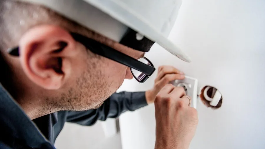 Metabo Launches 5 New 18V Cordless Nailers: What Buyers Should Know 3 professional installing wall sheathing