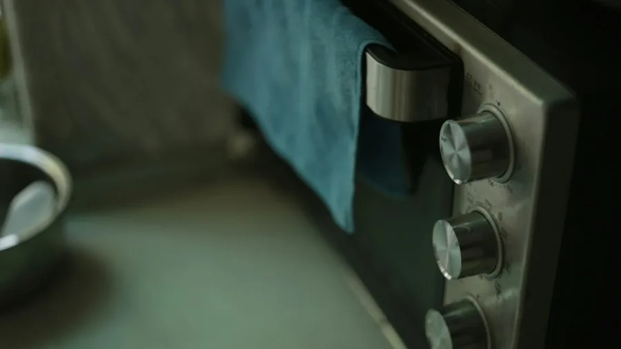 Premium Oven Mitts Hold Up After 3 Years of Daily Use: What Kitchen Shoppers Should Know 2 silicone oven mitt detail close-up